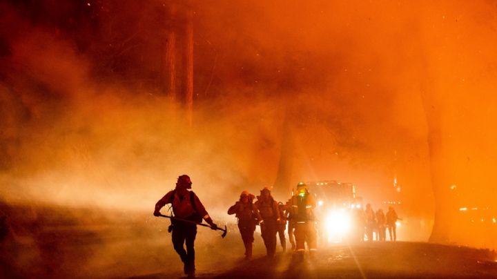 Grandes incendios en California obligan a pobladores a huir