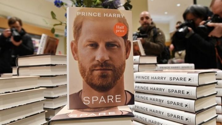 Tras semanas de expectación y filtraciones, ya se vende el libro del príncipe Harry