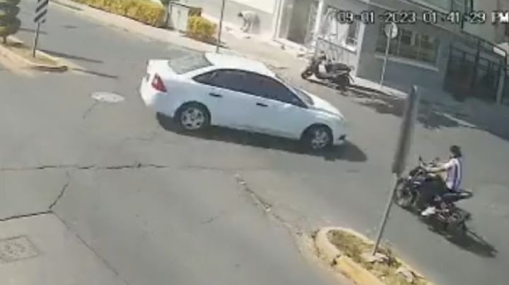 Captan en video el impactante choque de una motocicleta contra un automóvil