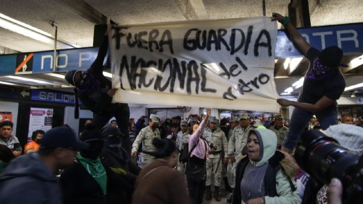 Feministas protestan en el Metro Bellas Artes por la presencia de la Guardia Nacional (Video)