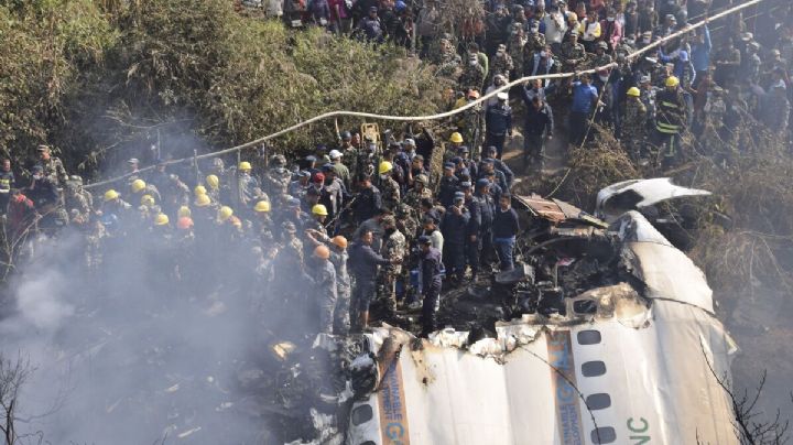 Tragedia en Nepal: Mueren 68 personas al estrellarse un avión