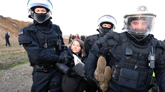 La policía alemana se lleva a rastras a Greta Thunberg