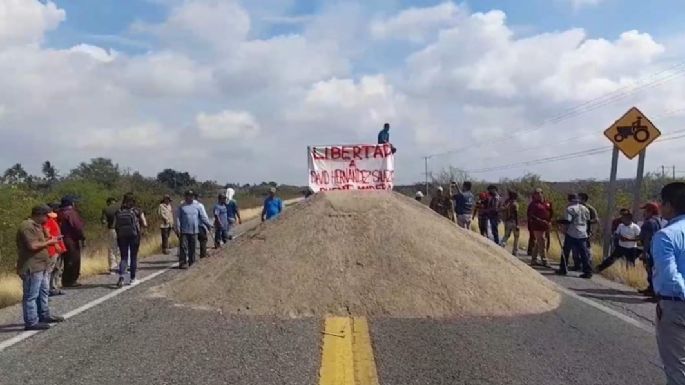 Bloquean carretera transístmica en rechazo a la detención del agente municipal de Puente Madera