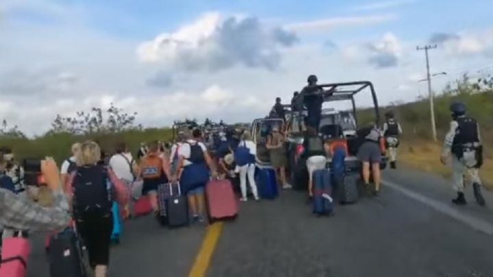 Niegan secuestro de turistas franceses en bloqueo carretero en Oaxaca