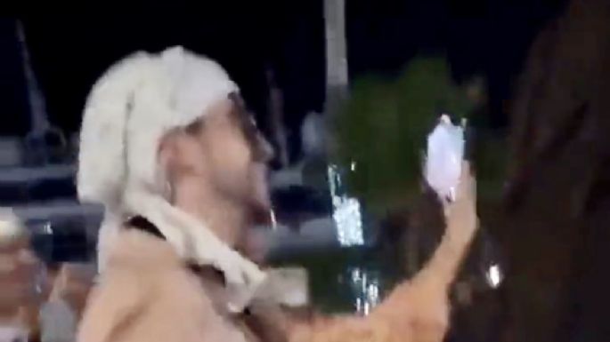 Bad Bunny arrebata el teléfono a una fan y lo arroja al mar; esto dijo para justificarse (Video)