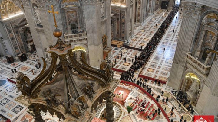 Casi 40 mil personas le han rendido homenaje a Benedicto XVI