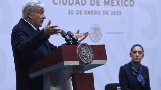 AMLO inicia mañanera con elogios a Claudia Sheinbaum, pero recuerda a sus “otros dos hermanos”