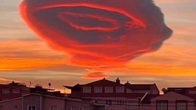 Una extraña nube sorprende a habitantes de Turquía; la confunden con un OVNI