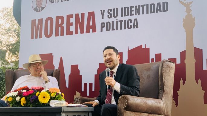 Martí Batres presume "lleno total" en presentación de su libro "Morena y su identidad política"