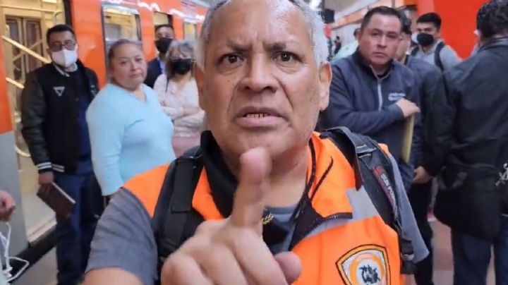 Servidor público pide no grabar incidente dentro del Metro Tacubaya; lo exhiben en redes (Video)