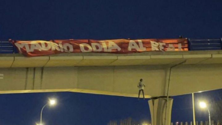 “Madrid odia al Real”: cuelgan muñeco con la playera de Vinicius Jr. en un puente