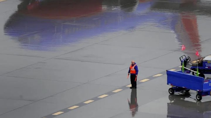 Turbina de avión succiona y mata a trabajador aéreo 