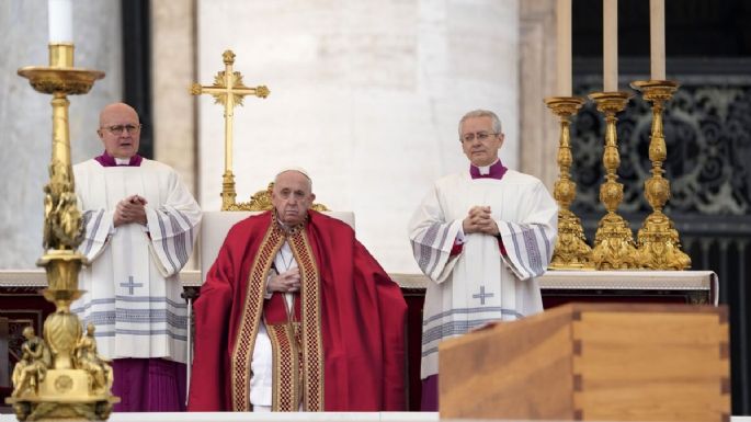 Miles despiden a Benedicto XVI en funeral celebrado por el Papa Francisco