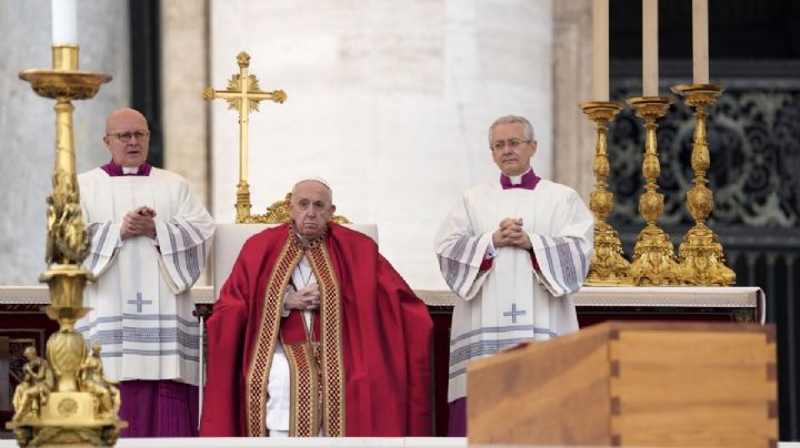Miles despiden a Benedicto XVI en funeral celebrado por el Papa Francisco