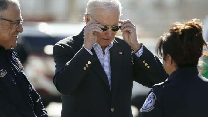 Biden camina por un tramo de la frontera con México