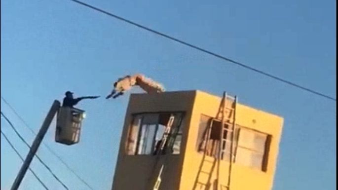 Un reo en Sonora se escapa, sube a la torre de vigilancia y se lanza al precipicio (video)