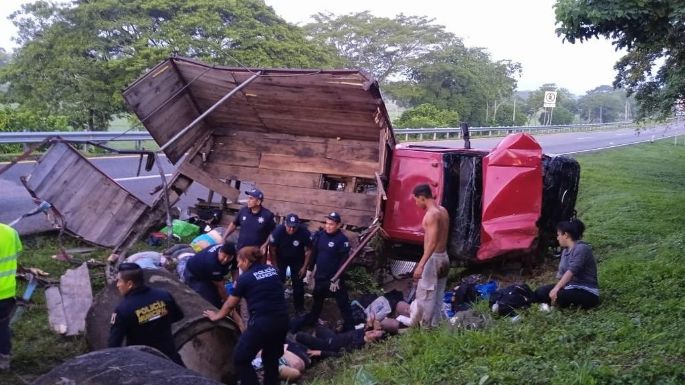 Camión cargado de migrantes choca en Chiapas; hay 16 heridos y 10 muertos