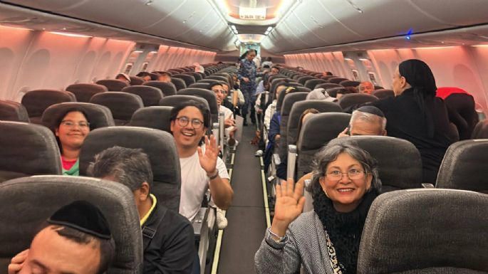 Despega de Israel avión militar con 135 mexicanos; equipo de gimnasia rítmica abordó