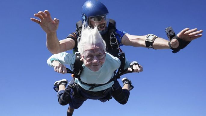 Mujer de 104 años de Chicago muere días después de salto en paracaídas que podría ser de récord Guinness