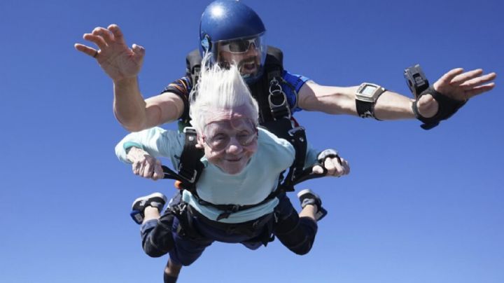 Mujer de 104 años de Chicago muere días después de salto en paracaídas que podría ser de récord Guinness