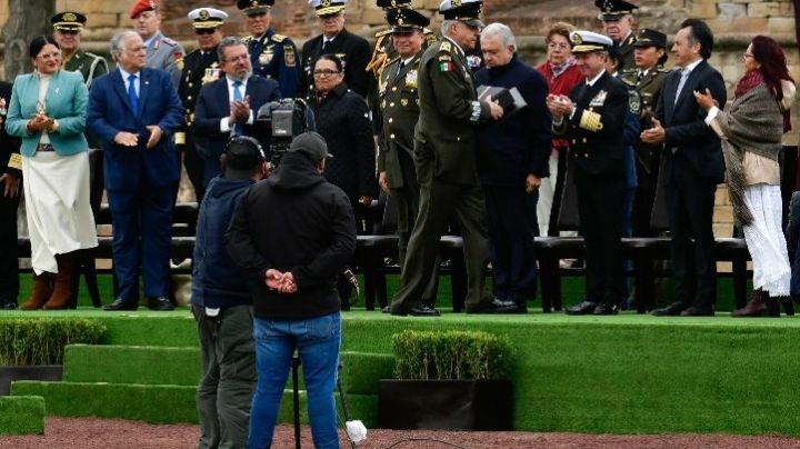 AMLO condecora al general Cienfuegos, acusado de narcotráfico en EU (Video)