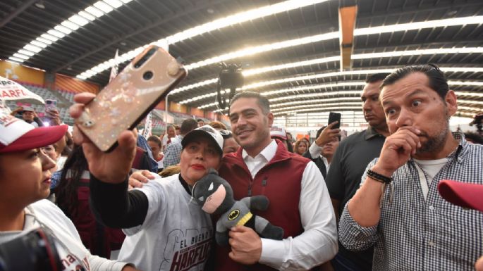 García Harfuch es recibido con figura de Batman y canción de banda en la Miguel Hidalgo