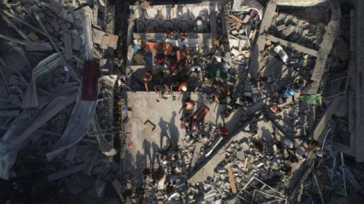 Palestinos hacen fila para comprar comida mientras Israel apunta a una operación terrestre