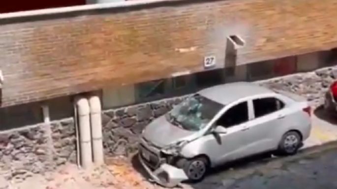Se desprendió una parte de la fachada de la Facultad de Medicina de la UNAM; un coche resultó dañado
