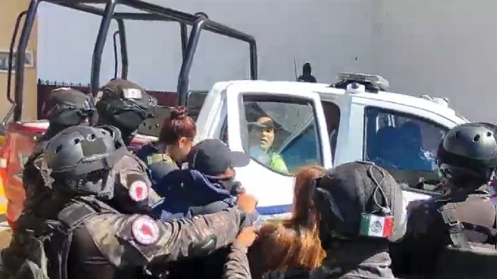 Represión en el informe de la alcaldesa de Cholula; detienen a reportero y a líder de comerciantes