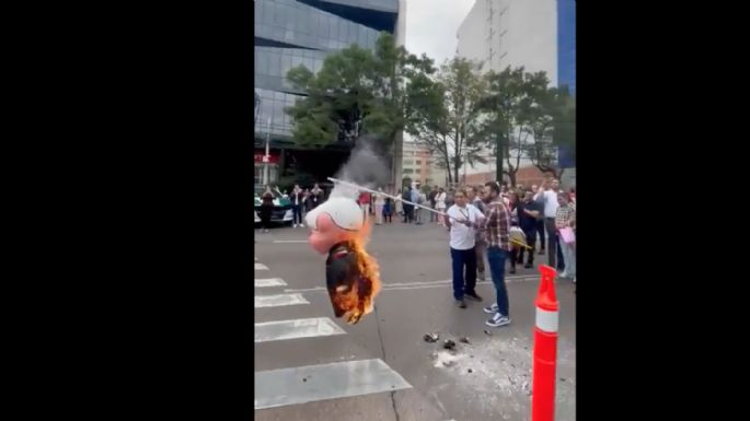 PJF condena la quema de una piñata de AMLO en las protestas contra la extinción de fideicomisos