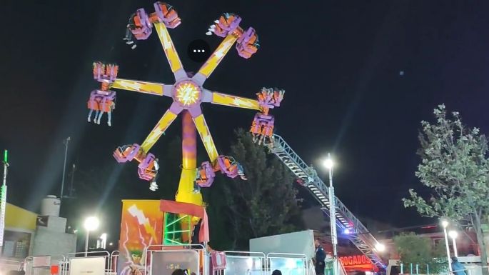 Falla juego mecánico y deja atrapadas a 18 personas en feria de Coacalco (Video)