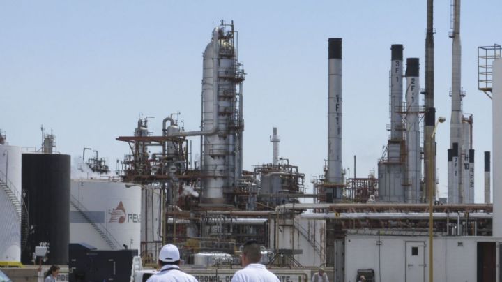 Se invertirán 2 mil mdp para rehabilitación de la refinería de Salamanca: AMLO