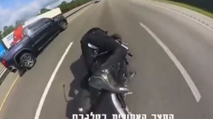 Video impactante de un motociclista que choca contra una camioneta y lo remata un tráiler