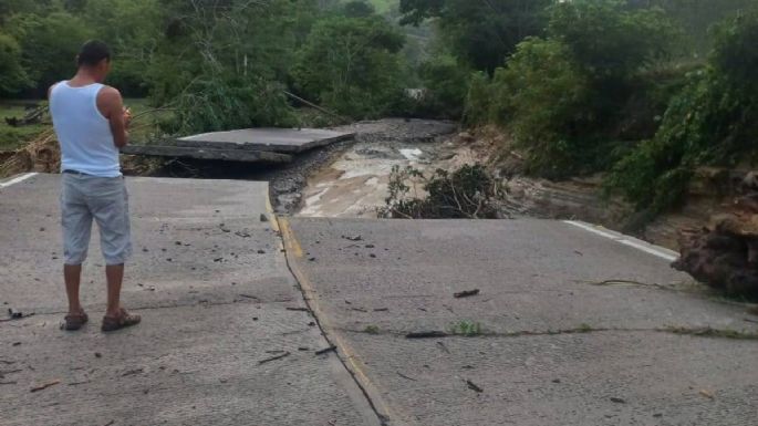 Más de mil damnificados y daños en carreteras de Puebla por el huracán Otis