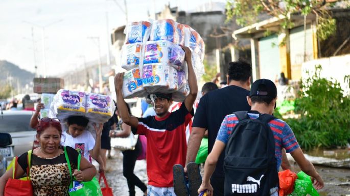 Desesperados habitantes bloquean vías en Acapulco para exigir ayuda (Fotogalería y Video)