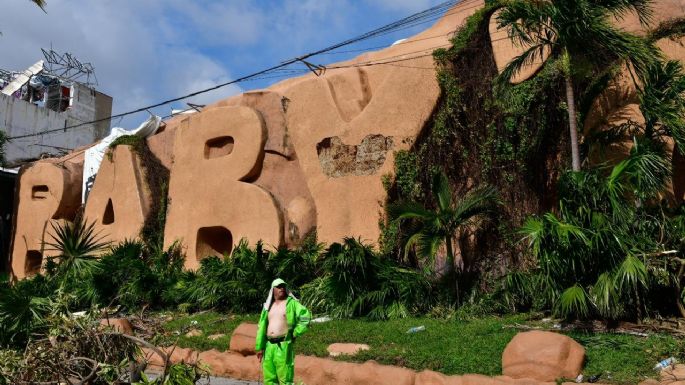 Desesperados habitantes bloquean vías en Acapulco para exigir ayuda (Fotogalería y Video)