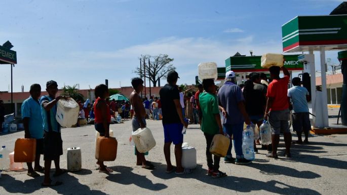 Desesperados habitantes bloquean vías en Acapulco para exigir ayuda (Fotogalería y Video)