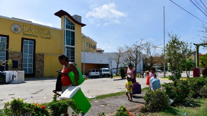 Desesperados habitantes bloquean vías en Acapulco para exigir ayuda (Fotogalería y Video)