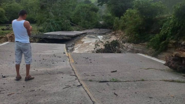 Más de mil damnificados y daños en carreteras de Puebla por el huracán Otis