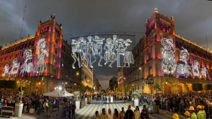 Encienden alumbrado por Día de Muertos dedicado a José Guadalupe Posada en el Zócalo (Video)