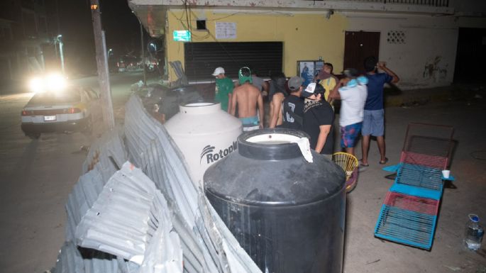 "El gobierno no nos ayuda": habitantes de Acapulco cierran calles para evitar la rapiña