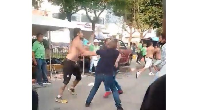 Se desata pelea campal en un tianguis de Puebla; dos quedan noqueados