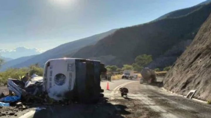 Mueren 18 migrantes y otros 27 resultan heridos al volcar autobús en Oaxaca