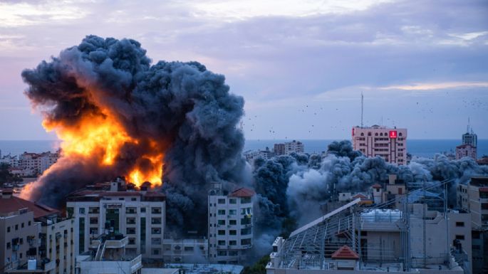 La aviación israelí destruye la Torre Palestina, en el centro de Gaza (Video)