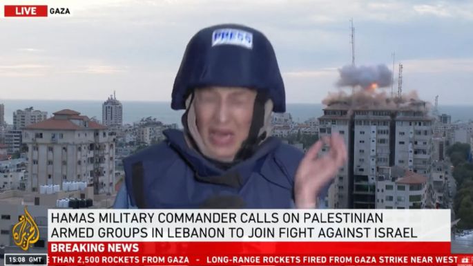 Ataque israelí aterroriza a periodista de Al Jazeera cuando transmitía en vivo (Video)