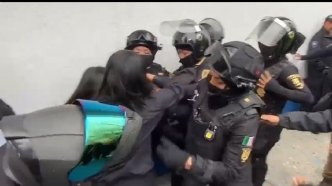 Chocan policías y víctimas de abuso sexual frente al "búnker" de la Fiscalía de CDMX (Videos)