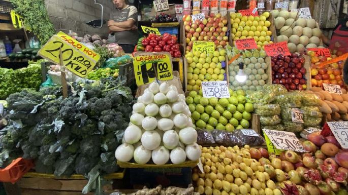 Inflación liga tres meses al alza; precio del jitomate y cebolla se dispara