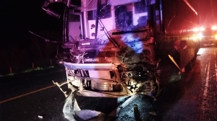 Mueren siete personas en choque entre un autobús texano y una camioneta en NL