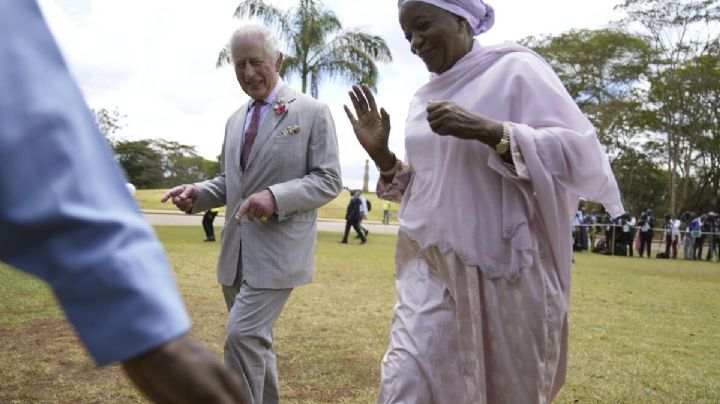 Carlos III visita un cementerio en Kenia tras expresar su "arrepentimiento" por violencia colonial