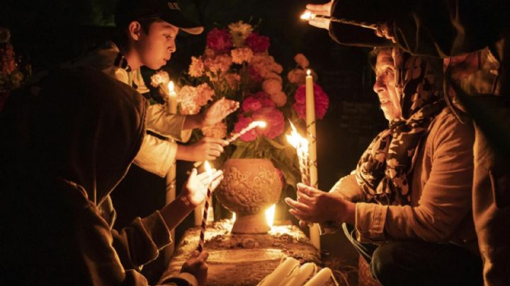 Iluminan con velas y altares el camino para reencontrarse con sus muertos en Oaxaca